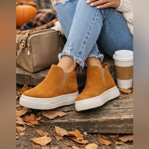 J/Slides NYC Tan Suede Platform Chelsea Ankle Boots Size 8